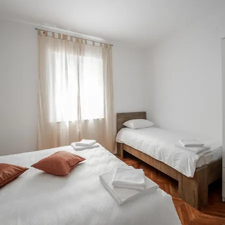 Family Friendly Seaside Seline, Paklenica - 25504 Apartamento Starigrad Paklenica