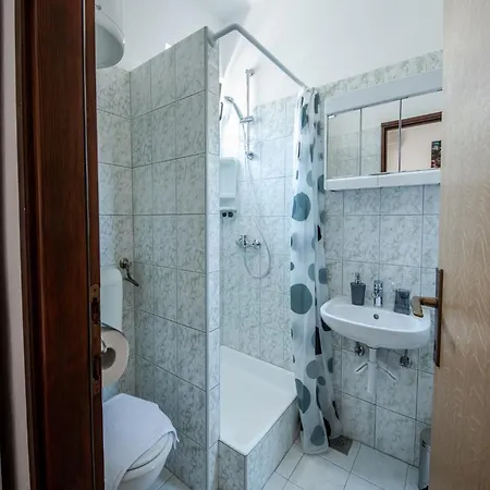 Apartamento Family Friendly Seaside Seline, Paklenica - 25504 *